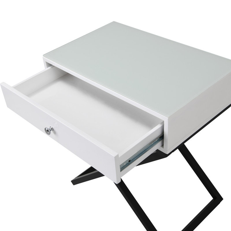 Table de chevet 23 po en bois blanc avec plateau en verre, tiroir et base en métal, Blanc/Noir