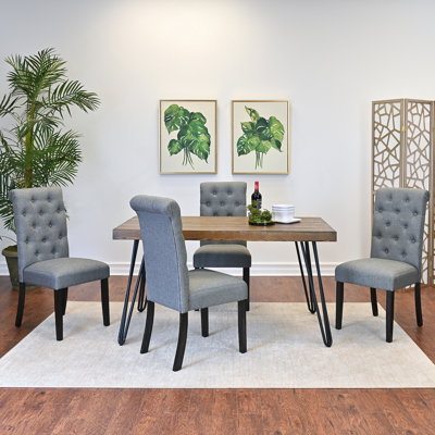 Ensemble de salle à manger élégant avec table en épingle à cheveux et quatre chaises, idéal pour améliorer l'expérience culinaire et ajouter de l'élégance à votre maison.
