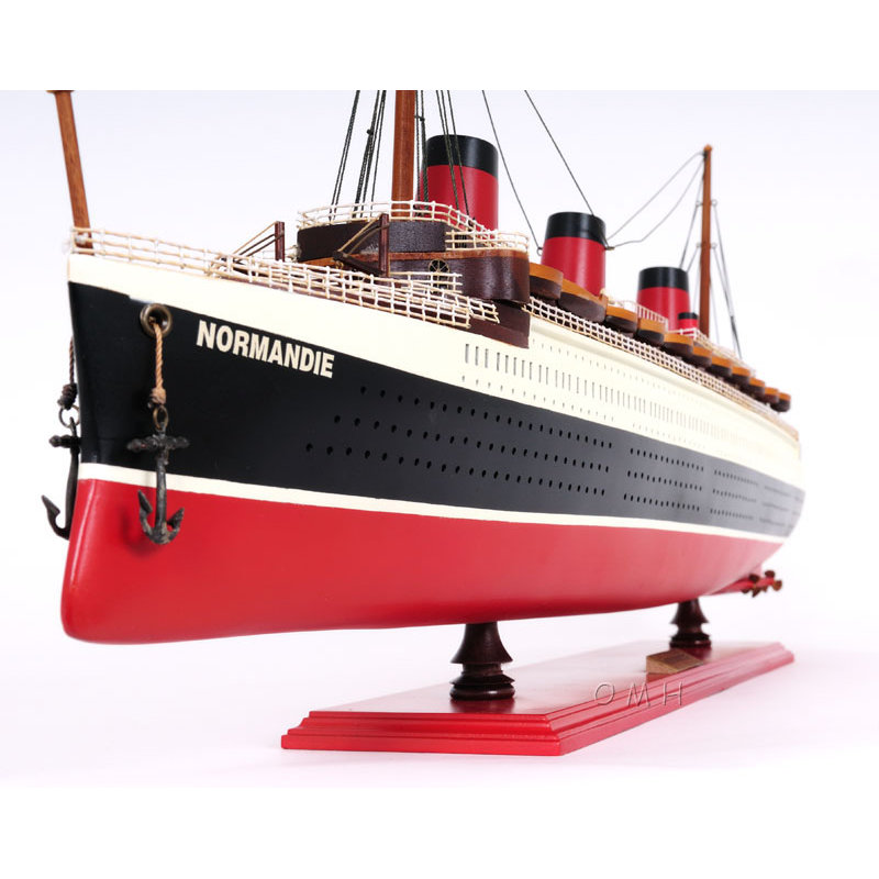 Grand bateau peint de modèle normandie, H 14,5 po x l 41 po x P 5,5 po