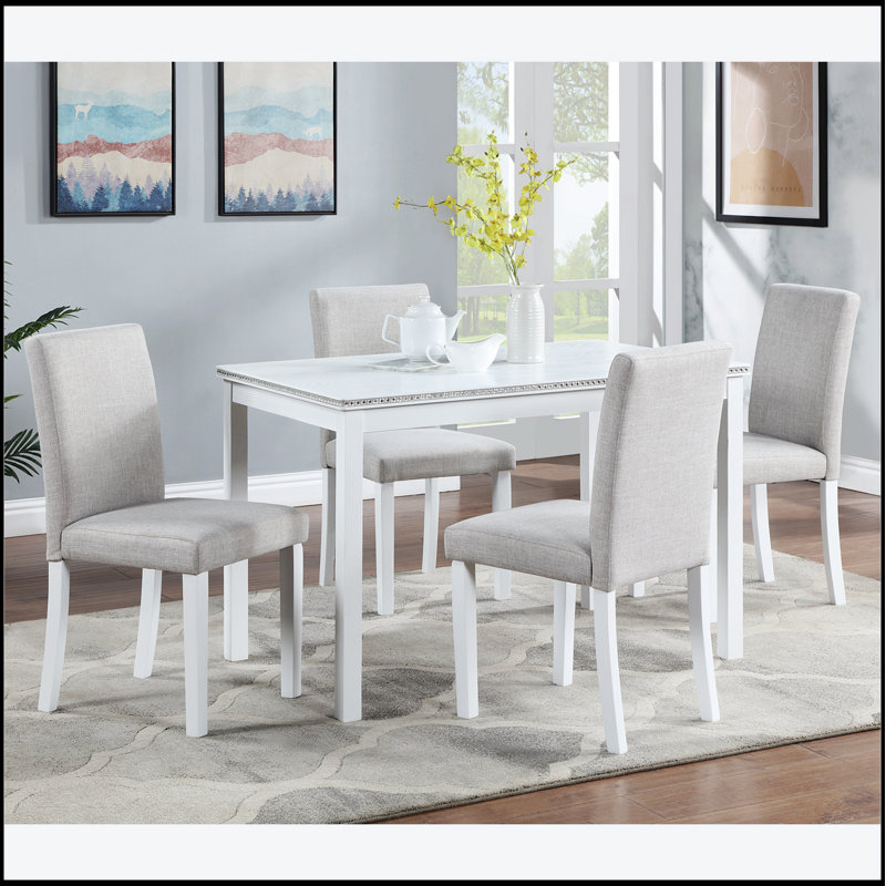 Élégant ensemble de chaises de salle à manger en bois massif pour 4 avec sièges rembourrés, pour le confort et l'élégance de tout décor.