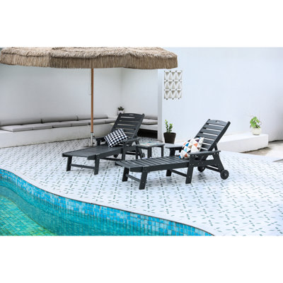2 chaises longues d'extérieur grises. 5 méridiennes surdimensionnées avec roues et porte-gobelet. Temps. . Assemblage facile. Capacité de 500 lb. Fauteuil inclinable Modern Garden 2. Lounge. Patio, terrasse, bord de piscine. Gris.