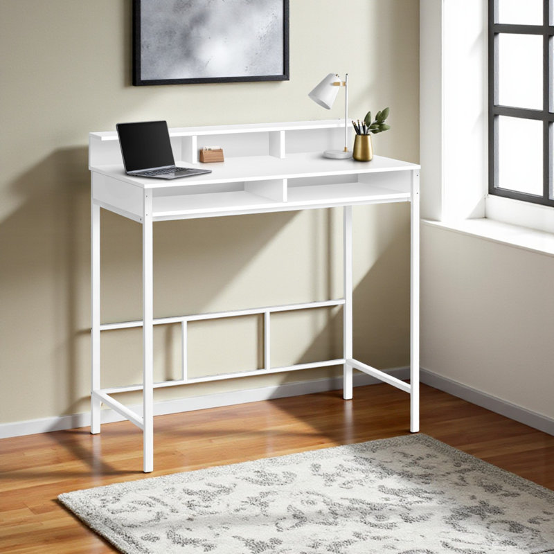 Bureau d'ordinateur Casanova à finition blanche avec rehausse et pieds en métal blanc, H 47,23 po x l 47,01 po x P 23,58 po