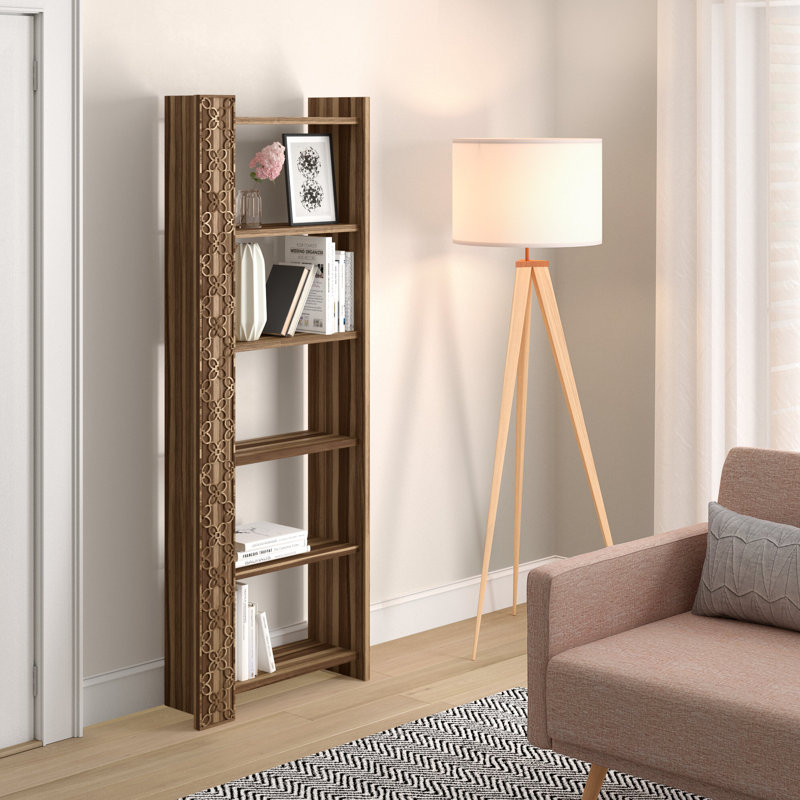 Bibliothèque élégante en noyer de 64,0 po x 67,0 po x 9,5 po | 100% panneau de particules enduit de mélamine, épaisseur de 0,7 pouce, pieds en plastique | Fixable au mur avec de nombreuses tablettes, parfait pour un décor traditionnel et moderne