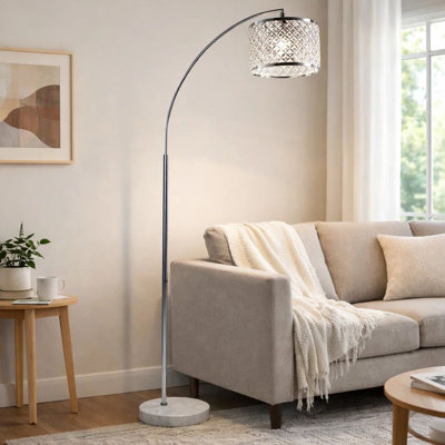 Lampe sur pied arquée, abat-jour en cristal treillis, métal chromé, base ronde en marbre