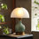 Lampe de table rétro en céramique avec abat-jour en verre - Lampe de chevet moderne Mid-Century de 16 po pour le salon, la chambre à coucher ou le bureau - Éclairage à DEL à intensité variable à 3 niveaux - Classic Chinoiserie Home Decor