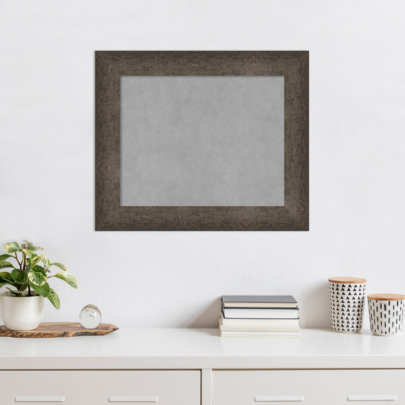 Tableau magnétique encadré bronze tacheté clair, H 21 po x l 25 po