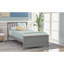 Lit plateforme simple en bois gris pour une chambre charmante