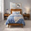 Lit plateforme simple en bois d'acacia massif au fini naturel de style Mid-Century pour chambre à coucher résidentielle