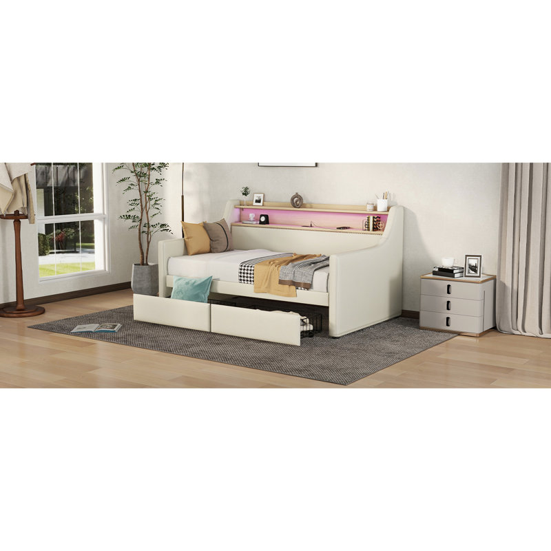 Lit de jour simple beige avec compartiments de rangement, station de charge et station à vêtements à lumières à intensité variable, ambiance de revêtement
