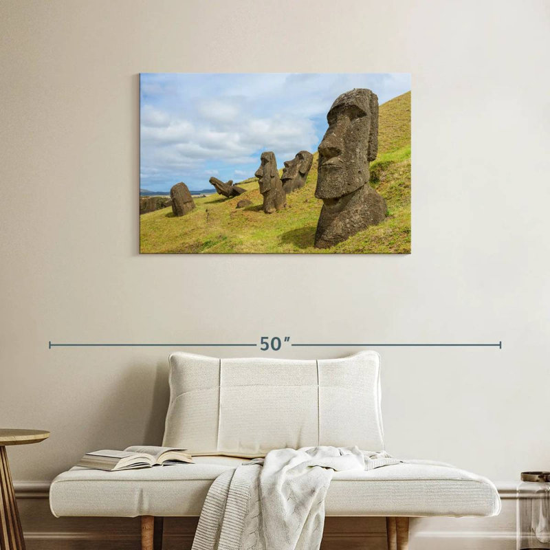Nicci Moais à Rano Raraku, H 24 po x l 36 po
