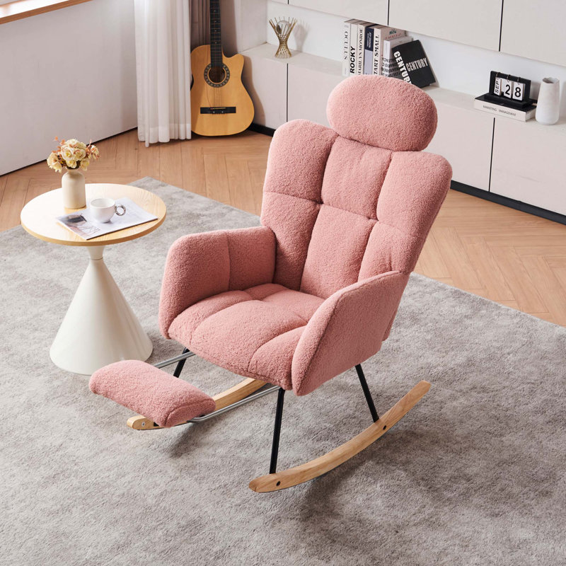 Chaise berçante rembourrée en tissu avec repose-pieds et dossier haut Teddy, Rose