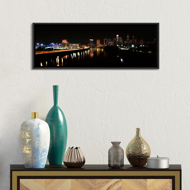 «Buildings Lit up at the Waterfront Schuylkill River, Pennsylvania», reproduction de photo sur toile, Toile avec cadre noir