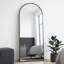 Grand miroir de plancher arqué surdimensionné avec support et miroir mural-45875824-45875827