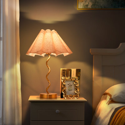 Lampe de table en spirale dorée 21,25 po avec abat-jour plissé festonné