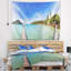 Paysage avec piliers et palmiers sur une tapisserie insulaire-28502778