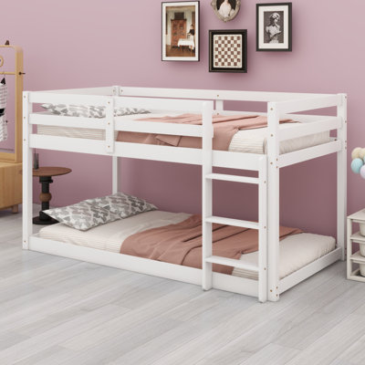 Lit superposé en bois avec échelle