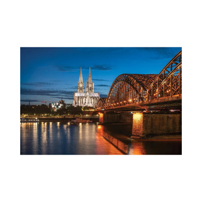 Toits de la ville de Cologne la nuit avec la cathédrale et le pont Hohenzollern