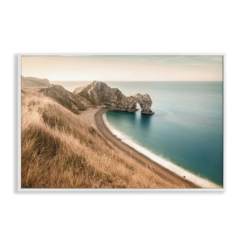 «Beach with Arched Cove», estampe numérique par Nataly White, Giclée encadrée blanc bord de mer, H 20 po x l 30 po