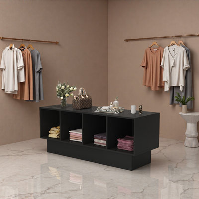 Présentoir de grande capacité dans le magasin de vêtements