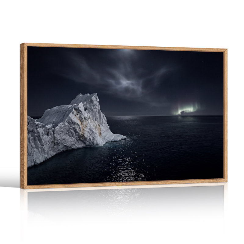 Iceberg blanc dans l'océan sombre sous un ciel nocturne aux aurores boréales - Toile murale, 18"H x 24"W