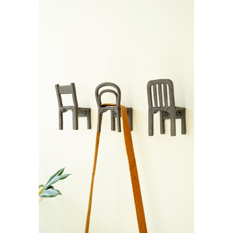 ENSEMBLE DE TROIS CROCHETS DE CHAISE EN FONTE