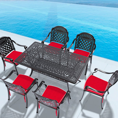 Ensemble de 7 sièges d'extérieur en fonte d'aluminium, structure noire, housses de siège rouges, conception traditionnelle avec motifs, revêtement, dossier confortable, mobilier empilable pour l'espace, matériau du coussin à l'épreuve du soleil, glissement