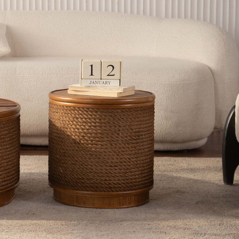 Table basse ronde en rotin avec rangement amovible, garniture en corde de chanvre tissée à la main, design bohème-chic pour les espaces de vie compacts.
