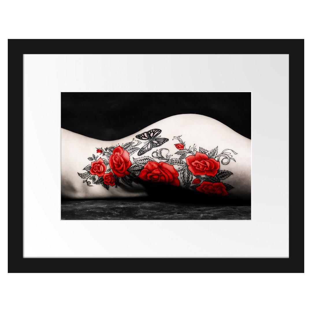 Gerahmtes Poster Rosen Tattoo mit Schmetterling