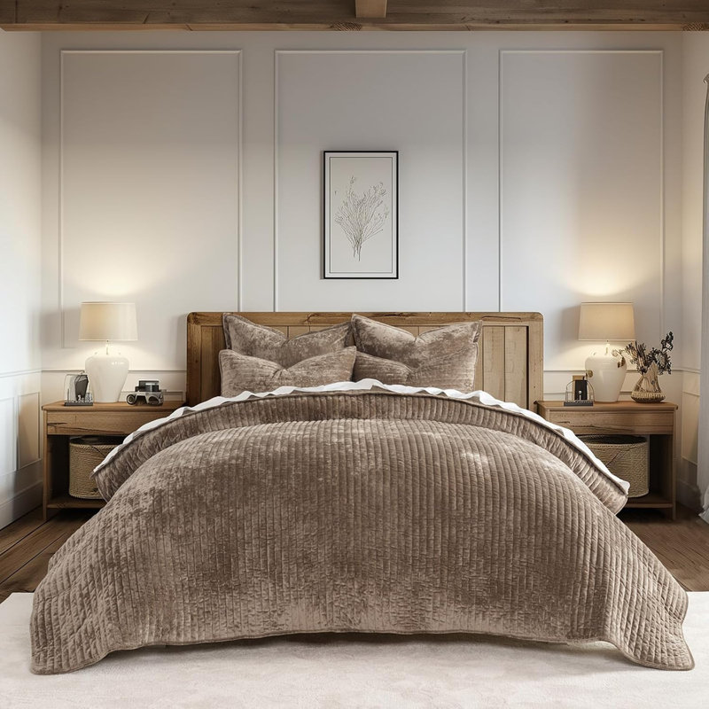 Ensemble de courtepointe Luxe Velvet Channel, Courtepointe très grand + 2 taies décoratives tr, Brun moka