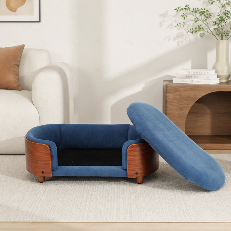 Lit pour chien surélevé de style scandinave avec pattes en bois massif et dossier en bois courbé, coussin en velours