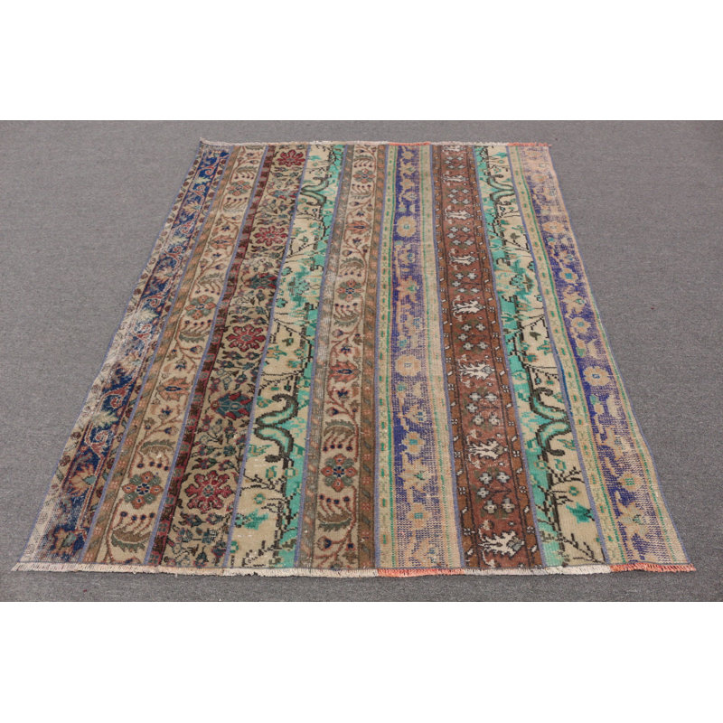 Tapis vert vintage parfait pour la salle à manger ou la cuisine avec un design anatolien turc unique