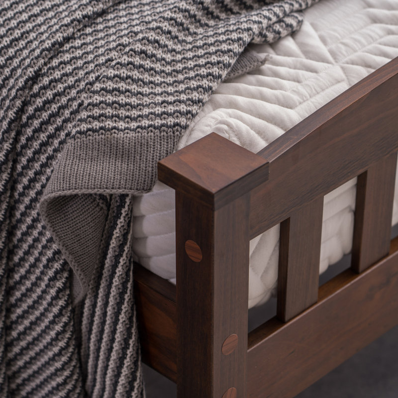 Lit plateforme en bois massif Loudoun, Simple
