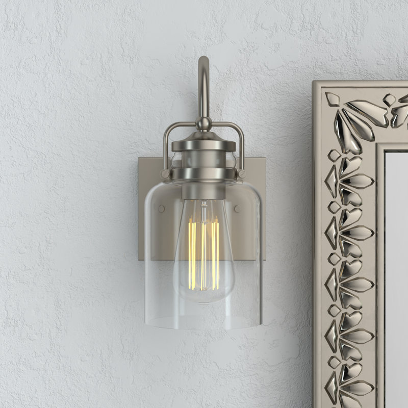Applique murale de style campagnard à 1 lumière avec abat-jour en verre rayé transparent Loucks, Nickel brossé