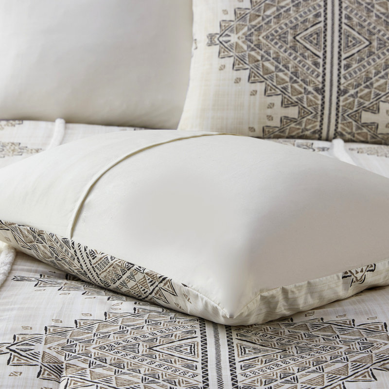 4 Piece Comforter With Throw Pillow In Full/Queen. Black/ Printed Microfiber. . Global Inspired Element. Washable Full/Queen Size Pillow. Print. 100% . Feature. Machine