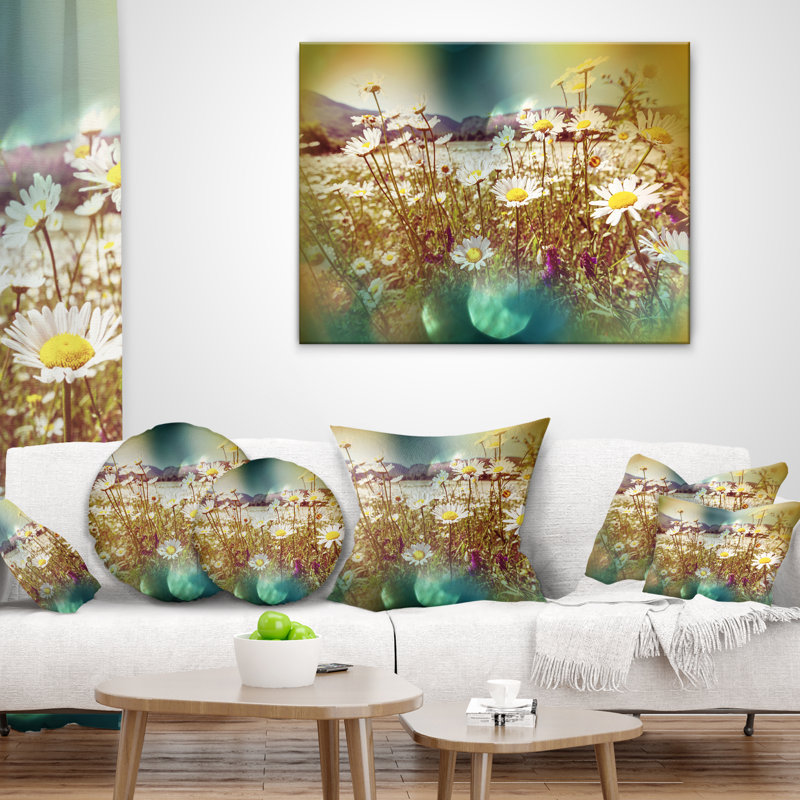 Fleurs de camomille dans un jardin d'été - Coussin à imprimé paysage, 16 po x 16 po, Coussin décoratif