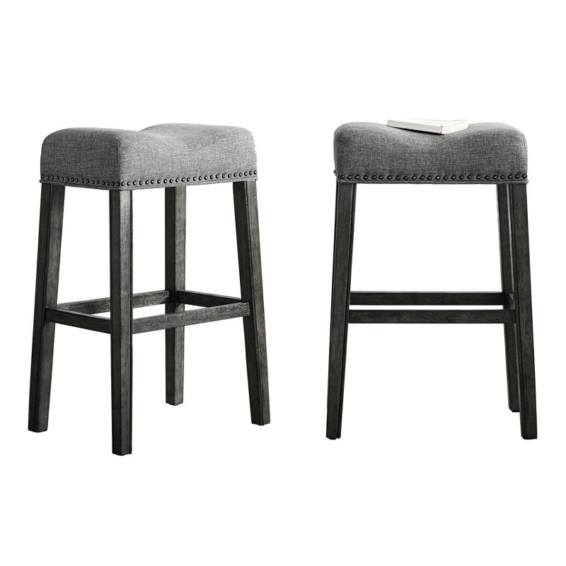 Tabourets de bar rembourrés gris à assise en forme de selle, 29 po. Fabriqué en bois véritable avec grain vieilli. Design contemporain pour la résidence. 2. l 18 po x P 13 po H 29 po. Assemblage requis sans dossier gris de 29 po. Fabriqué à partir de