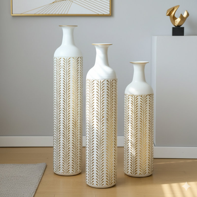 Un ensemble de trois vases de plancher de style moderne en métal blanc. Ces grands vases émaillés offrent un magnifique décor décoratif pour la maison.