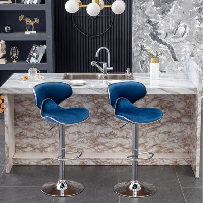 Velours bleu rembourré réglable 2 - construction en métal 360 pivotant et repose-pieds Réglage de la hauteur du siège pneumatique pour la commodité 2Pcs Chaises de bar avec base chromée et mousse souple l 17,86 po x P 21,6 po