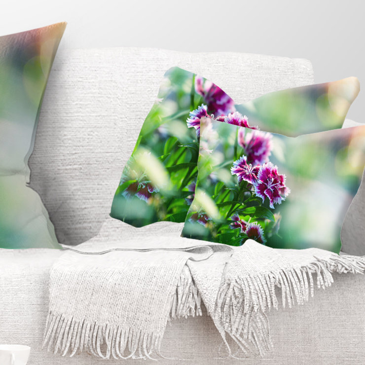 Fleurs roses sur fond vert - Coussin décoratif à imprimé floral, 12 po x 20 po, Rectangulaire