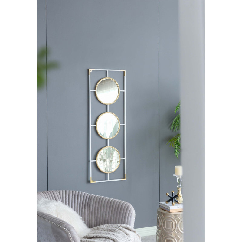 Élégante décoration murale déco-moderne à trois miroirs avec cadre en métal doré et blanc, parfaite pour les intérieurs contemporains.