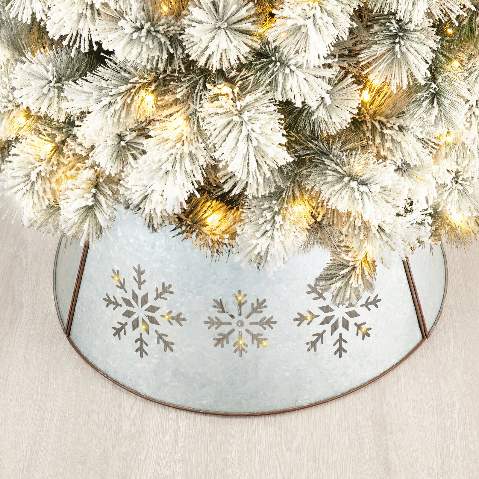 Terence Tree Collar, 9.75" H x 22" W