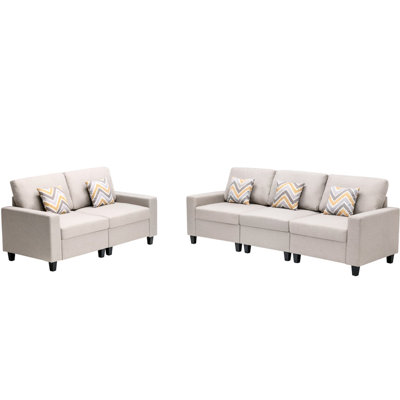 Le salon en lin beige se compose de coussins et de coussins réglables de 95,5 po. Avec des pieds interchangeables. Sièges rembourrés de mousse avec ressorts ensachés. Largeur de 67 po