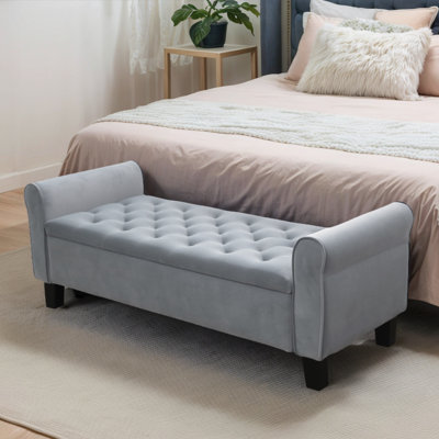 Banc de rangement rembourré à l'extrémité du lit