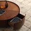Table basse ronde avec grain de bois de noyer et base en fer