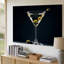 Toile, un élégant verre à martini élégant rempli d'un art mural scintillant transparent-1106361130