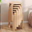 Ensemble de 4 tabourets gigognes ronds empilables en bois cintré de 18 pouces avec patins en feutre antidérapants pour salles de classe et salles à manger, finition naturelle