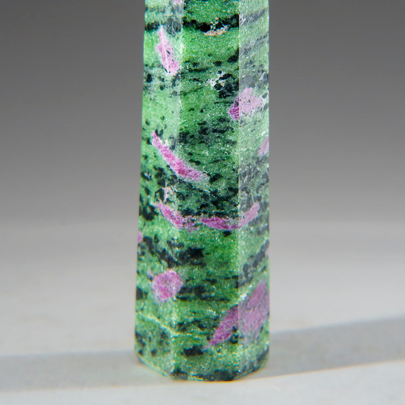 Véritable poli (moyen) rubis Zoisite Point