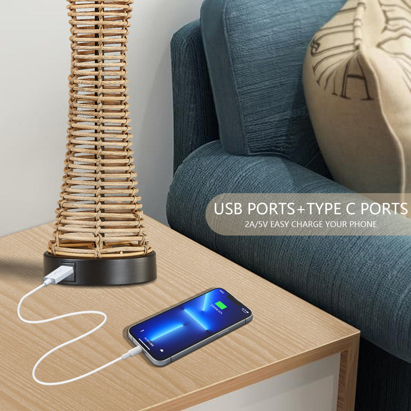 Osier / rotin 26,5 po brun traditionnel à intensité variable pour chambre à coucher avec table de chevet et table de chevet avec abat-jour tambour en lin blanc et protection USB