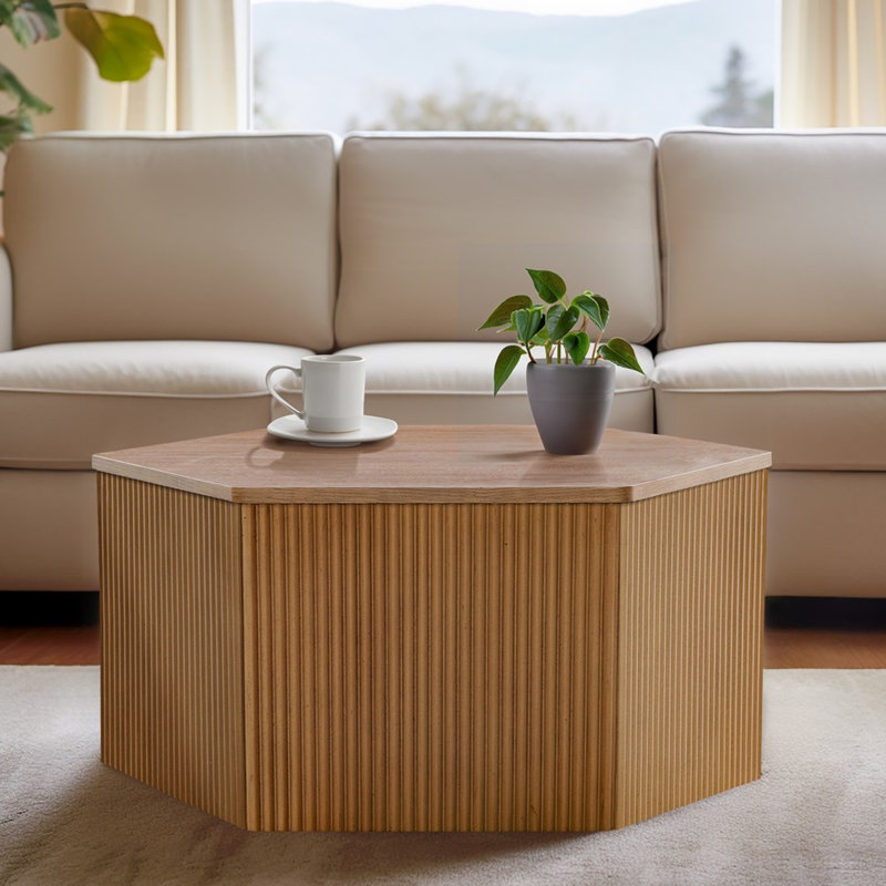 Table basse hexagonale moderne, grain naturel du bois, design élégant en bois massif avec cannelures latérales, usage polyvalent