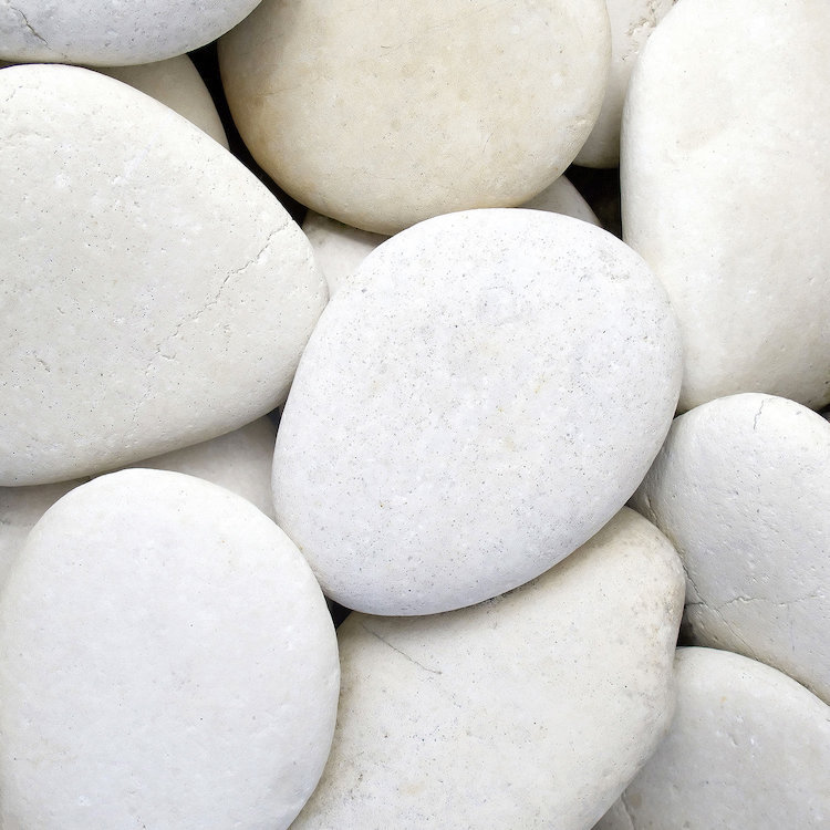 «White Pebbles», reproduction de photo sur toile, H 24 po x l 24 po x P 1 po, Papier d'art encadré noir, Blanc